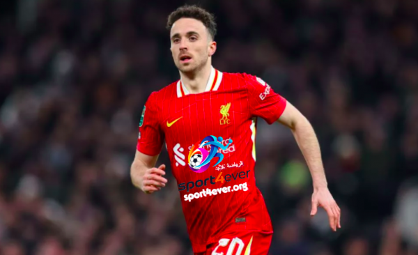 صورة مقربة للاعب كرة القدم ديوجو جوتا بقميص ليفربول، يبتسم ويبدو مركزاً.