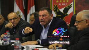محمود الخطيب يصرخ غاضباً ويشير بيده أثناء اجتماع عاجل لمجلس إدارة النادي الأهلي لبحث إعادة هيكلة قطاع الكرة في الأهلي