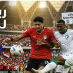 لقطة حماسية من مباراة مصر والسعودية تظهر التنافس القوي بين اللاعبين في ملعب الإنماء بجدة مع شعار رياضة للأبد