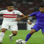 لاعب من الزمالك بالقميص الأبيض وآخر من بيراميدز بالقميص الأزرق في صراع على الكرة بالدوري المصري.