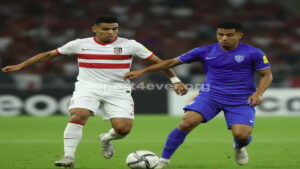 لاعب من الزمالك بالقميص الأبيض وآخر من بيراميدز بالقميص الأزرق في صراع على الكرة بالدوري المصري.