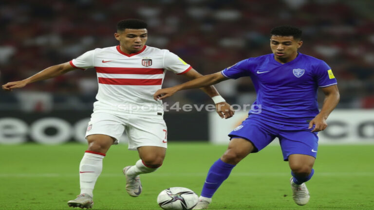 لاعب من الزمالك بالقميص الأبيض وآخر من بيراميدز بالقميص الأزرق في صراع على الكرة بالدوري المصري.