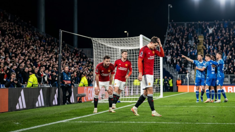 Manchester United players look dejected after their 4–1 defeat against Como.